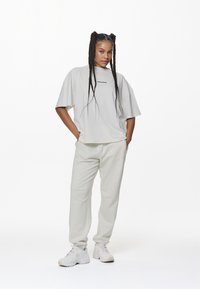 Pegador ARENDAL LOGO HEAVY OVERSIZED TEE - Camiseta estampada - washed salty cream