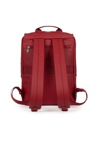 Rode rugzak van glad, gestructureerd materiaal. Beschikt over verstelbare schouderbanden, een handvat aan de bovenkant en een ritsvak op de achterkant.