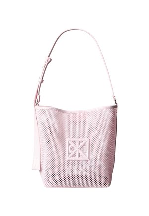 Lyserød net-spandtaske med justerbar skulderrem og firkantet logo-patch foran, isoleret på hvid baggrund.