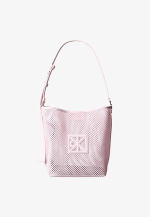 Φωτεινή ροζ τσαντάκι κάδου από δίχτυ με ρυθμιζόμενο ιμάντα ώμου και τετράγωνο έμβλημα με λογότυπο στο μπροστινό μέρος, απομονωμένο σε λευκό φόντο.