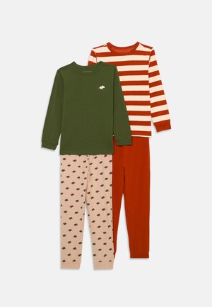 Zwei langärmelige Tops: eines in Olivgrün mit einem kleinen Logo und eines in rot-weißen Streifen. Zwei Paar beigefarbene Hosen mit grünen Schildkrötenmustern.