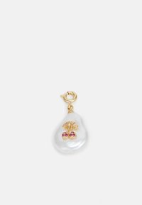Ciondolo a forma di perla realizzato in perla bianca, con un design di ciliegia dorata e dettagli in pietra rosa, dotato di un gancio dorato.