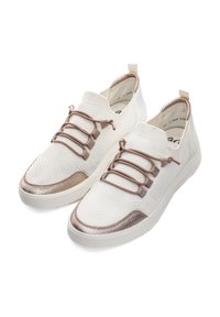 Weiße Sneakers mit strukturiertem Obermaterial, synthetischen braunen Akzenten, elastischen Schnürsenkeln und einer dicken weißen Sohle. Abgerundete Zehenpartie und niedriges Design.