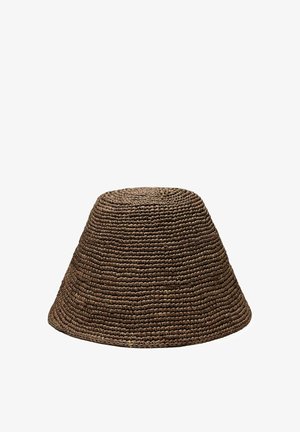 Brauner gewebter Strohhut mit breiter Krempe, einfachem strukturiertem Muster, auf weißem Hintergrund dargestellt.