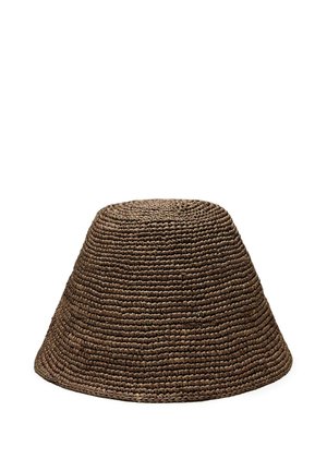 Cappello a secchiello marrone intrecciato in paglia con tesa larga, motivo semplice e strutturato, mostrato su sfondo bianco.