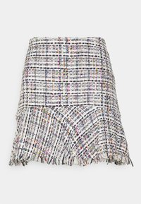 Mini-jupe en tweed blanc avec des éclats colorés. Présente une silhouette évasée et un ourlet effiloché, ajoutant de la texture au matériau.