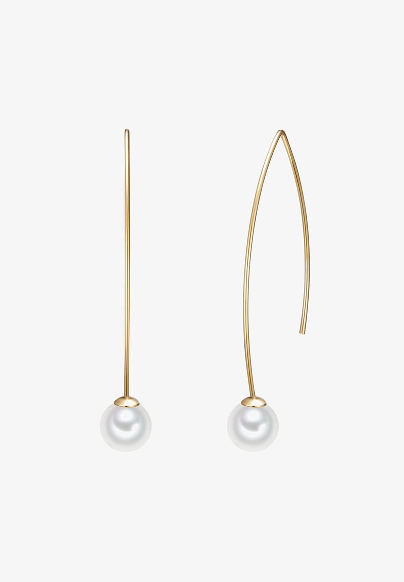 Zlato-tonirane viseče uhane, ki se ponašajo s sleek podolgovato obliko in sijočo belo biserno kroglico na koncu vsakega kljuka.