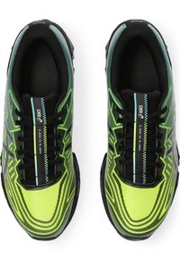 Scarpe da atletica nere e verde neon con una tomaia in rete, accenti testurizzati e un dinamico motivo a zigzag. Inclusi lacci neri e dettagli del logo.