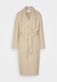 Abrigo de mezcla de lana beige con cintura ceñida, cuello con muesca y mangas largas; presenta una textura suave y un diseño hasta la rodilla.