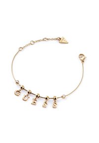 Gouden schakelarmband met het woord "GUESS" met hangende letters, ronde kralen en een driehoekig logo-tag. Sluiting met haak.