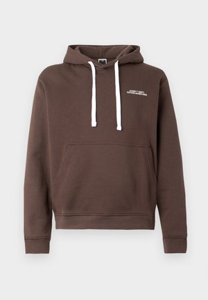 Felpa con cappuccio marrone realizzata in tessuto morbido, dotata di una tasca frontale, laccetti bianchi e un piccolo logo bianco sul petto.