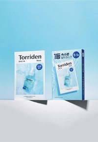 Kaksi Torridenin kasvomaskituotetta, joissa on vaaleansininen värimaailma, selkeät ja minimalistiset mallit sekä kuvastot sekä englanniksi että koreaksi.