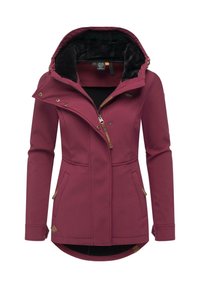 Burgundin pehmeäkuorijakku, jossa irrotettava huppu, kaksi etutaskua ja ruskeat yksityiskohdat. Fleecovuorattu sisus lisälämpöä varten.