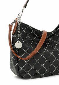 Borsa a mano in pelle nera con motivo a rombi bianco, manico superiore marrone, dettagli in metallo argentato e un'etichetta con logo pendente. Finitura testurizzata.