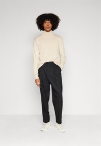 Redefined Rebel BOBBY PANTS COMFORT FIT - Püksid - black