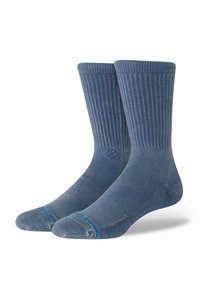 Kék bordás zoknik, puha tapintással, megerősített lábujjjal és logó részlettel az oldalon. Hossza a boka felett terjed.