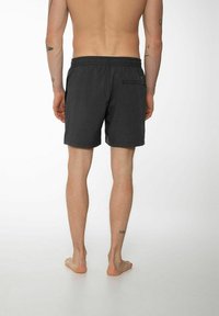 Pantaloncini da bagno grigio scuro con vita elasticizzata, una tasca posteriore e un tessuto elegante e texturizzato. Design semplice e sartoriale.