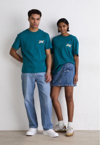 Tommy Jeans FLOWER POWER TEE UNISEX - Camiseta estampada - timeless teal
