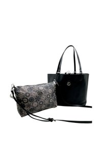 Sort læder tote taske med to håndtag ved siden af en grå mønstret crossbody taske med aftagelig rem og lynlåslukning.