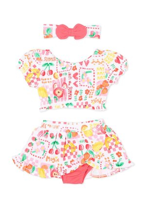 Completo estivo per bambina con stampe colorate di frutta e fiori, composto da una maglietta con maniche a sbuffo, gonna con balze e pantaloncini incorporati, e una fascia per capelli con fiocco corallo.