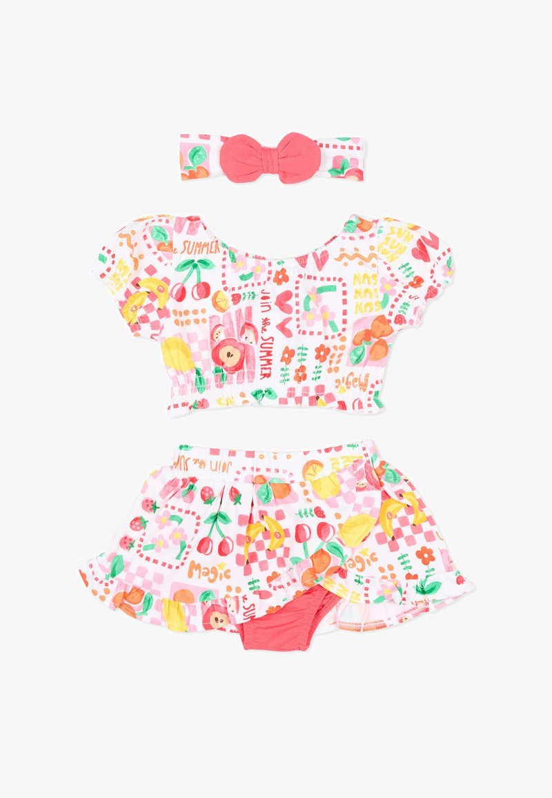 Zomerse outfit voor peutermeisjes met kleurrijke fruit- en bloemenprints, bestaande uit een top met pofmouwen, een gerafelde rok met aangehechte korte broek en een koraalkleurige strik haarband.