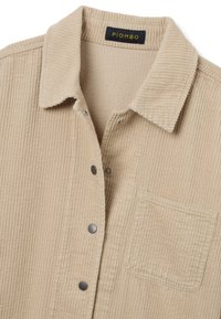 Beige corduroy shirt met verticale ribbels, een knoopsluiting aan de voorkant, een kraag en een borstzak met een subtiele stiknaaddetail.