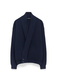 Marinblå stickad cardigan med sjalkrage, oversized design och tre knappar framtill. Mönstrad textur genom hela plagget.