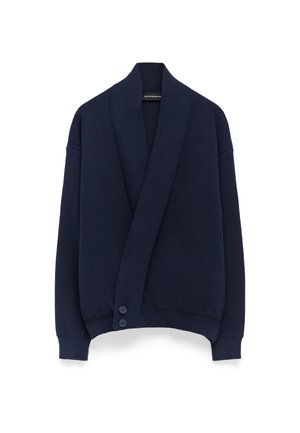 Marinblå stickad cardigan med sjalkrage, oversized design och tre knappar framtill. Mönstrad textur genom hela plagget.