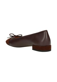 Ballerine in pelle marrone con punta in camoscio, dettaglio a fiocco e tacco basso a blocco. Presenta un contrasto di materiali lisci e texture.