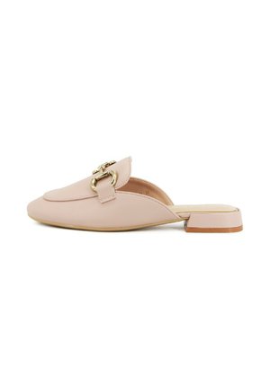 Mocassino beige in pelle senza tallone con punta quadrata, tacco basso a blocco e dettaglio metallizzato dorato a forma di morsetto sulla parte superiore.