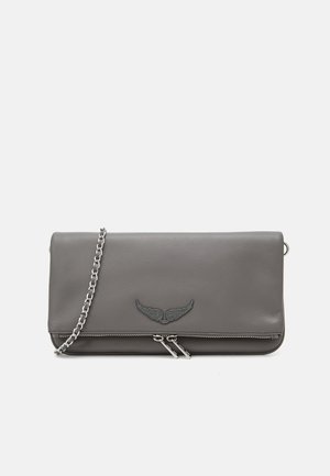 Grå läderclutch med kedjerem, prydd med en svart vingedesign och en dragkedja nertill för ökad funktionalitet.