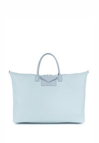 Borsa a spalla celeste realizzata in tessuto morbido, con due manici robusti e una tasca a pattina con un logo discreto. Chiusura con zip in cima.