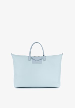 Borsa a spalla celeste realizzata in tessuto morbido, con due manici robusti e una tasca a pattina con un logo discreto. Chiusura con zip in cima.