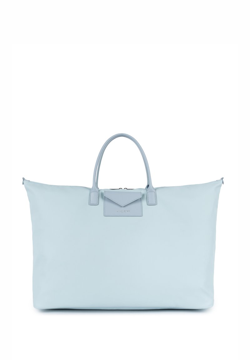 Borsa a spalla celeste realizzata in tessuto morbido, con due manici robusti e una tasca a pattina con un logo discreto. Chiusura con zip in cima.