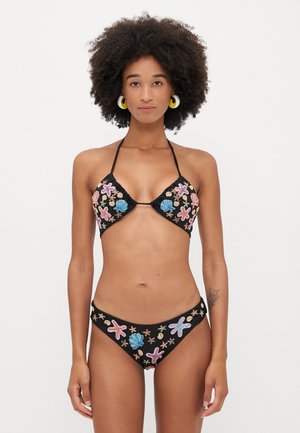Ensemble de bikini noir comprenant un haut triangulaire et un bas assorti, orné de broderies colorées de étoiles de mer et de coquillages sur le devant.