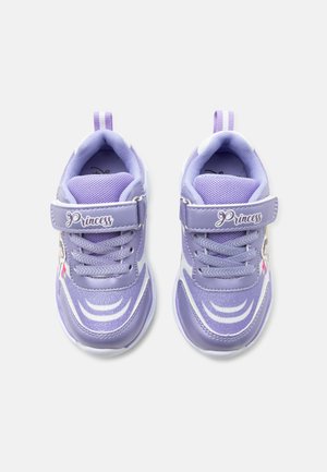 Dětské fialové tenisky s páskem „Princess“, bílými doplňky, síťovaným jazykem a dekorací s kreslenou postavičkou po stranách.