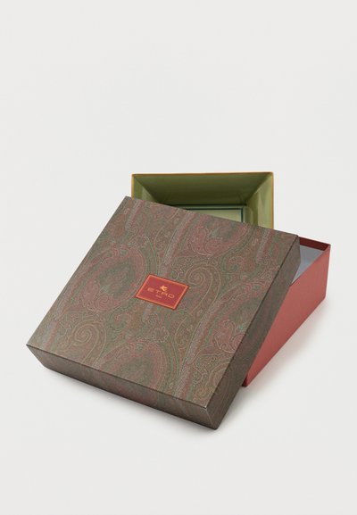 Caja cuadrada decorativa con tapa estampada de paisley parcialmente abierta, mostrando interior verde liso y base roja lisa.