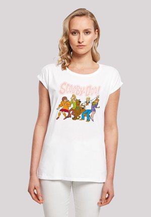 Weißes Baumwoll-T-Shirt mit einem bunten "Scooby-Doo"-Grafikdesign, das Charaktere in verschiedenen Posen zeigt, runder Ausschnitt und gekrempelte Ärmel.