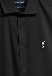 Schwarzes Slim-Fit-Hemd aus leichtem Stoff mit klassischem Kragen, Knopfverschluss und kleinem weißen Golfer-Logo auf der linken Brust.