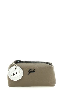 Piccola pochette in pelle color taupe con cerniera nera e logo nero "Gabs", con un'etichetta bianca rotonda con le lettere "AC" attaccata alla cerniera.