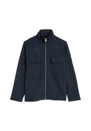 Granatowa kurtka z przednim zamkiem błyskawicznym, dwoma klapowymi kieszeniami na piersi, długimi rękawami i stójką.