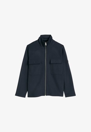 Marineblaue Jacke mit Frontreißverschluss, zwei Brustklappentaschen, langen Ärmeln und Stehkragen.