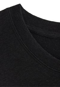 Zwarte katoenen sweatshirtstof met een ronde hals. Gelaagde brei met zichtbare stikdetails bij de kraag en een gladde afwerking.