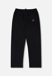 Schwarze Baumwollhose mit legerer Passform. Verfügt über zwei Gesäßtaschen und ein kleines rotes Logo auf der rechten Tasche.