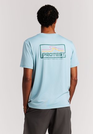 Lichtblauw T-shirt met korte mouwen, voorzien van een meerkleurig logo met tekst op de achterkant. Gladde stof en een losse pasvorm, geschikt voor casual gebruik.