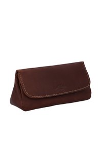 Braune Leder-Clutch mit dreieckiger Form, die über genähte Details und einen Klappenverschluss verfügt. Glatte Textur mit einem dezenten, geprägten Logo.