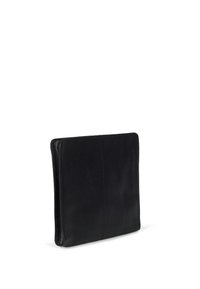 Sort læder laptop sleeve med en glat overflade, rektangulær form og minimalistisk design. Har en sidelomme med lynlås til lukning.