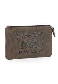 Cartera de cuero marrón con una superficie texturizada, diseño de motocicleta grabado y la inscripció "Motocycling Lois Jeans." Cierre de cremallera.