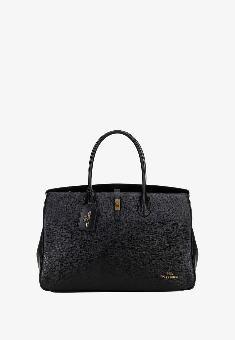 Czarna skórzana torebka o fakturze z kamyczków, z dwoma zaokrąglonymi uchwytami, złotymi akcentami i złotym logo z przodu. Zabezpieczone zapięcie na zatrzask.