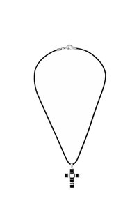 Collana in corda di pelle nera con ciondolo a croce in tono argento, caratterizzato da accenti alternati in nero e argento. Design elegante e moderno.
